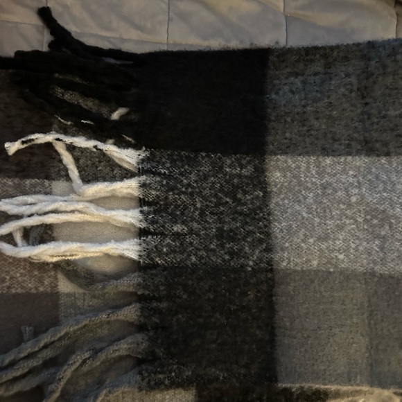 Checkered blanket scarf with fringe - Picture 6 of 10